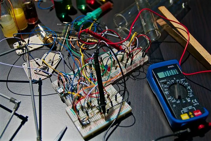 Zdjęcie Ile kosztuje prąd siła? Sprawdź ukryte koszty i pułapki instalacji