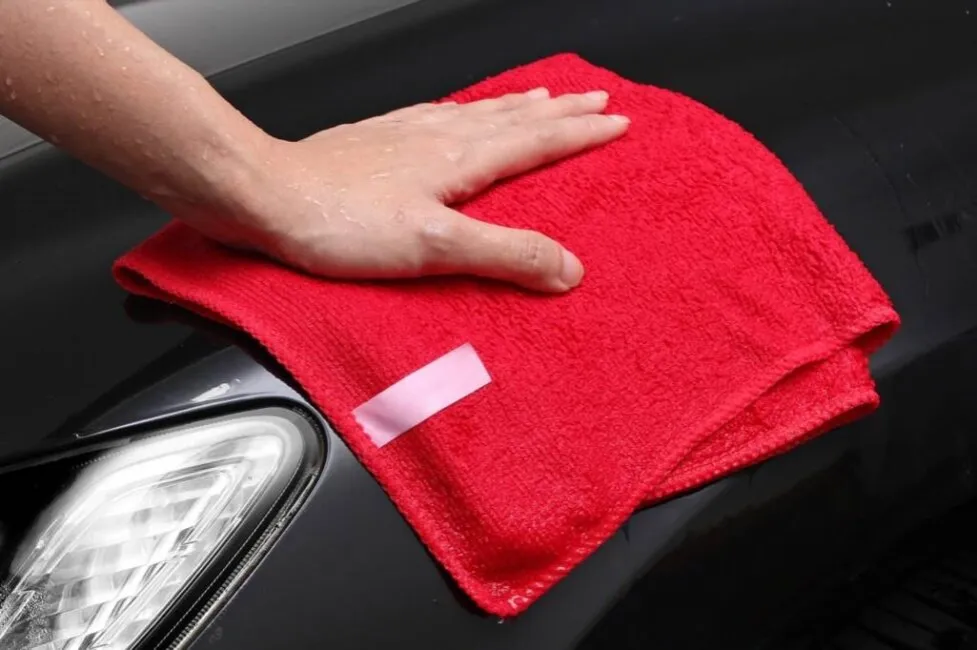 Zdjęcie Jak skutecznie usunąć klej z plastikowych okien - 5 sprawdzonych metod