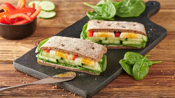 Kanapka z jajkiem i szynką na pieczywie żytnim