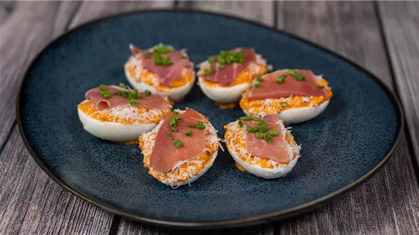 Jajka faszerowane z pesto, pecorino romano i prosciutto