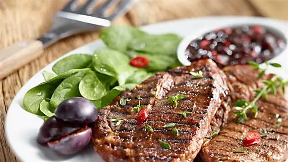 Karkówka czosnkowo-śliwkowa z grilla