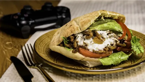 Ognisty kebab z marynowaną papryką i pitą