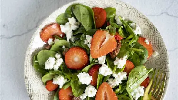 Sałatka z truskawkami