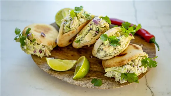 Arepas z pastą z kurczaka i awokado