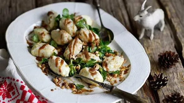 Kawałki sera koziego na roszponce z orzechami