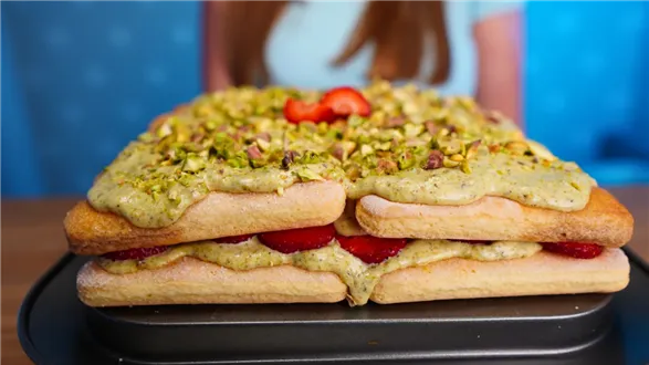 Tiramisu pistacjowe z truskawkami