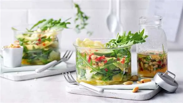 Sałatka z awokado i ananasem z orzechowym dressingiem