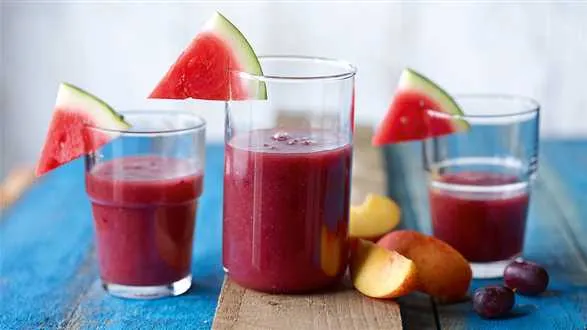 Brzoskwiniowe smoothie z arbuzem i winogronami