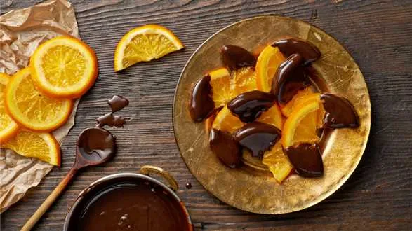 Plastry kandyzowanych pomarańczy w czekoladzie deserowej