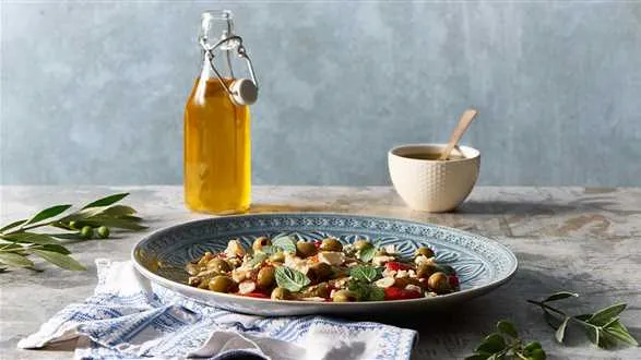 Pieczona papryka z fetą i dressingiem miętowym