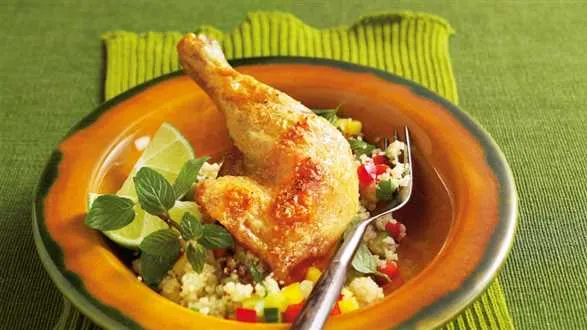 Pieczone udka kurczaka z ryżem z warzywami i świeżą miętą