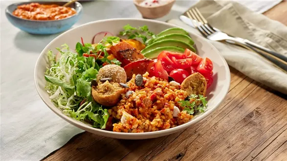 Buddha bowl z kaszą bulgur, falafelem i ajwarem