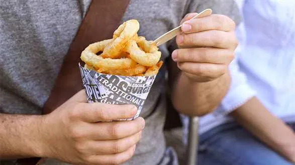 Smażone krążki cebuli w cieście piwnym