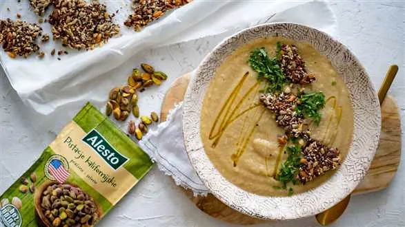 Zupa krem z białych warzyw z krakersami z orzechów