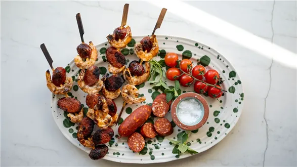 Szaszłyki z krewetkami i chorizo w cytrusowej marynacie