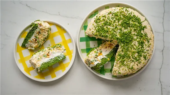 Sałatka tortowa na szpinakowym biszkopcie