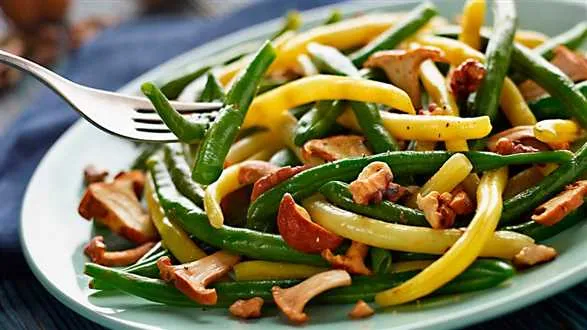 Fasolka szparagowa z kurkami i orzechami włoskimi