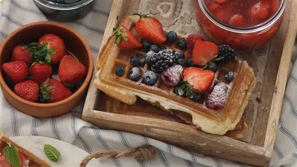 Gofry z owocami i cukrem pudrem