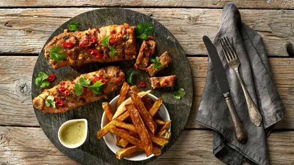 Polędwiczki w pikantnym sosie miodowo-orzechowym z domowymi frytkami i sosem bazyliowym