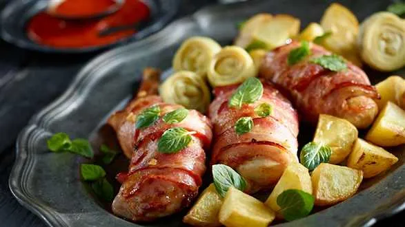 Królik w sosie paprykowym z miętowymi ziemniakami