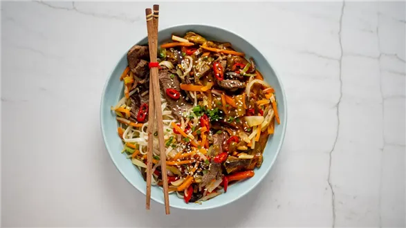 Makaron chow mein z woka