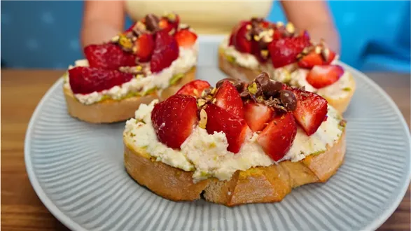 Słodkie bruschetty z truskawkami