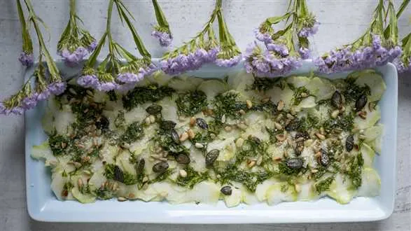 Carpaccio z łodygi brokułu