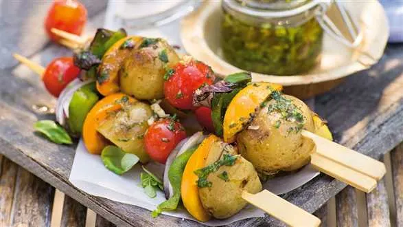 Kolorowe szaszłyki warzywne z morelami