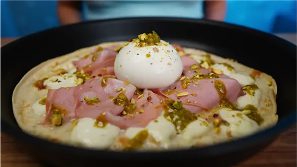 Pizza z mortadelą, pesto pistacjowym i burratą