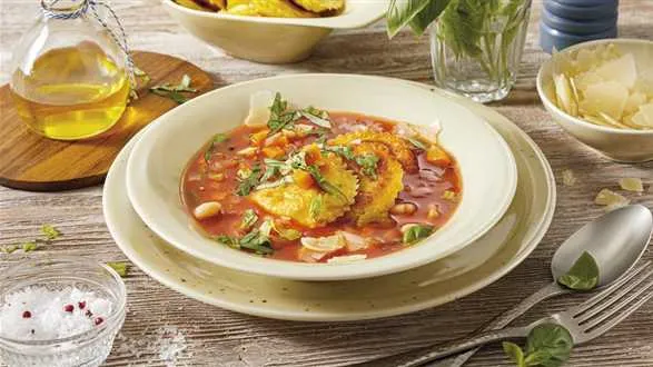 Zupa jarzynowa ze smażonymi pierożkami panzerotti