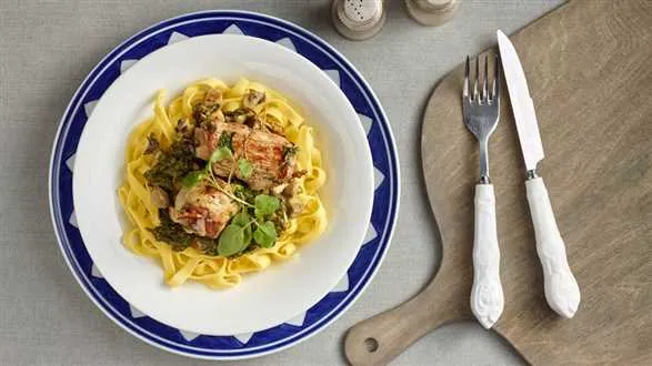 Zrazy ze schabu z serem i szynką szwarcwaldzką w sosie pieczarkowo-szpinakowym z makaronem tagliatelle