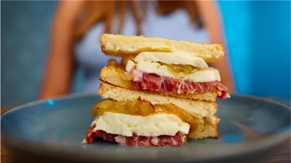 Tosty z karmelizowaną cebulką