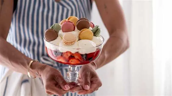 Trifle truskawkowy z makaronikami