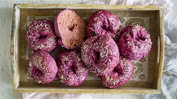 Wegańskie bajgle buraczane  