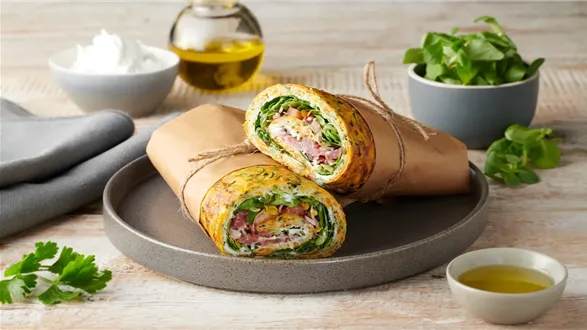 Warzywny wrap nadziewany kozim serkiem i salami