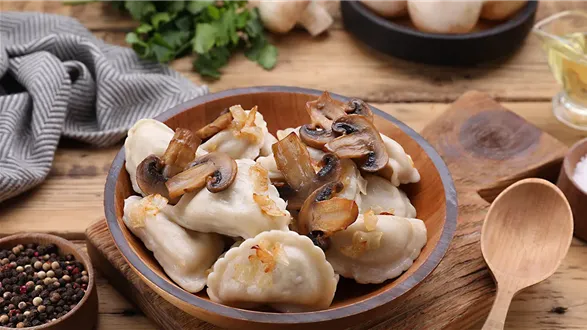 Pierogi z kapustą i pieczarkami