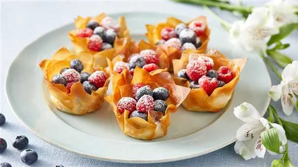 Koszyczki z ciasta filo z kremem i owocami