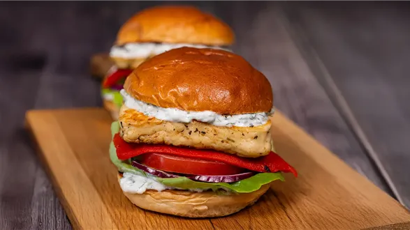 Burgery z halloumi i sosem tzatziki