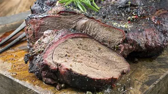 Pieczony udziec z jelenia w marynacie winno-musztardowej