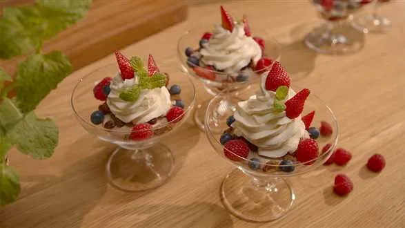 Krem sułtański ze świeżymi owocami