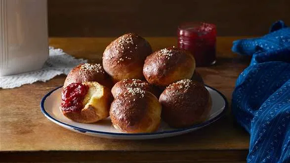 Pączkowe bułeczki z konfiturą różano-malinową