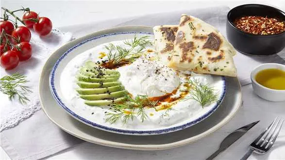 Jajka po turecku z chlebkami z patelni