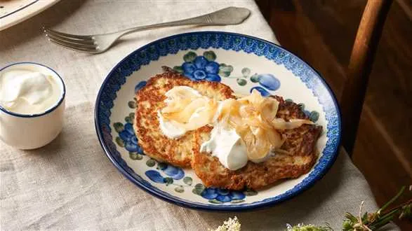 Placki ziemniaczane z kwaśną śmietaną i duszoną cebulką