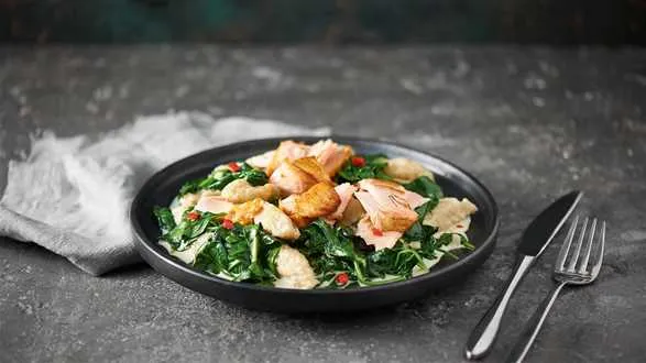 Szaraki z pieczonym łososiem i kremowym szpinakiem