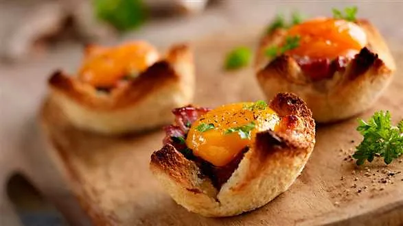 Tostowe koszyczki z pieczarkami, boczkiem i jajkiem