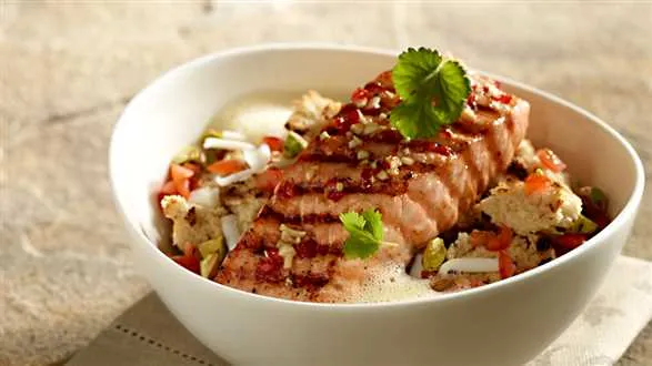 Pieczony łosoś z piekarnika z sałatką chlebową