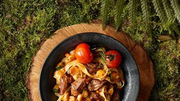 Gulasz z jelenia w warzywach 