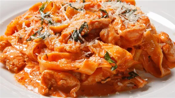 Makaron z kurczakiem w sosie pomidorowym