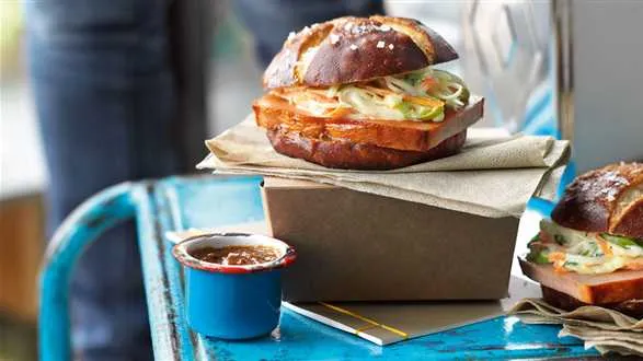 Burger z pasztetem i surówką coleslaw