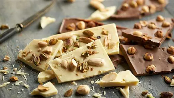Czekolada mleczna z orzechami laskowymi i biała czekolada z karmelizowanymi migdałami i pistacjami